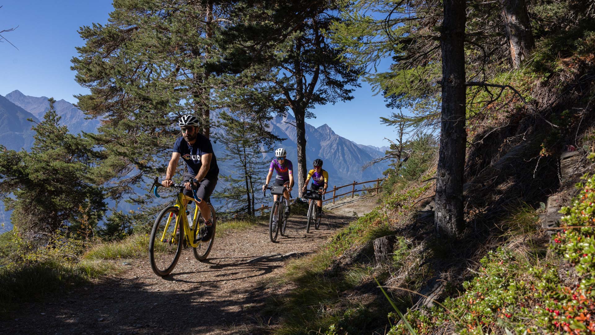 Tour gravel valle del Cervino in Valle d'Aosta lungo le strade bianche panoramiche sotto la Gran Becca Tour gravel valle del Cervino in Valle d'Aosta lungo le strade bianche panoramiche sotto la Gran Becca