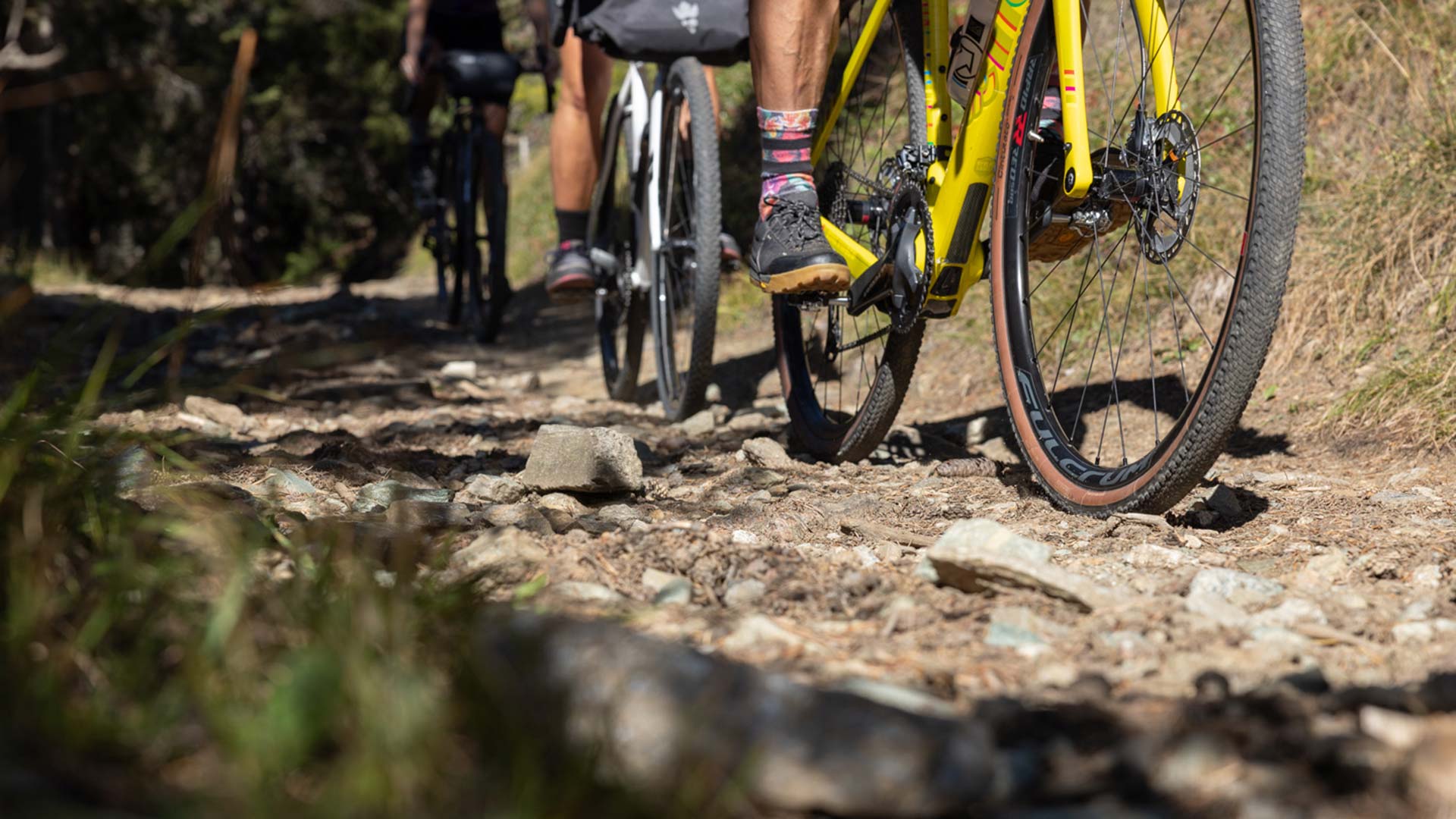 Tour gravel valle del Cervino in Valle d'Aosta lungo le strade bianche panoramiche sotto la Gran Becca Tour gravel valle del Cervino in Valle d'Aosta lungo le strade bianche panoramiche sotto la Gran Becca