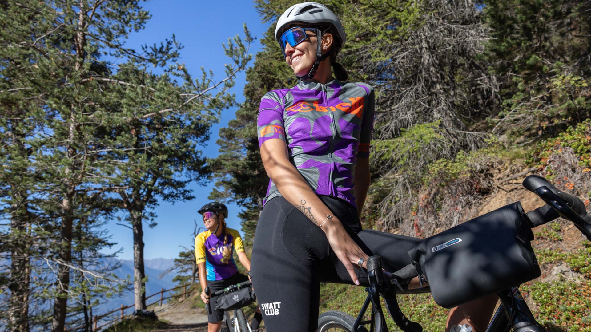 Tour gravel valle del Cervino in Valle d'Aosta lungo le strade bianche panoramiche sotto la Gran Becca Tour gravel valle del Cervino in Valle d'Aosta lungo le strade bianche panoramiche sotto la Gran Becca