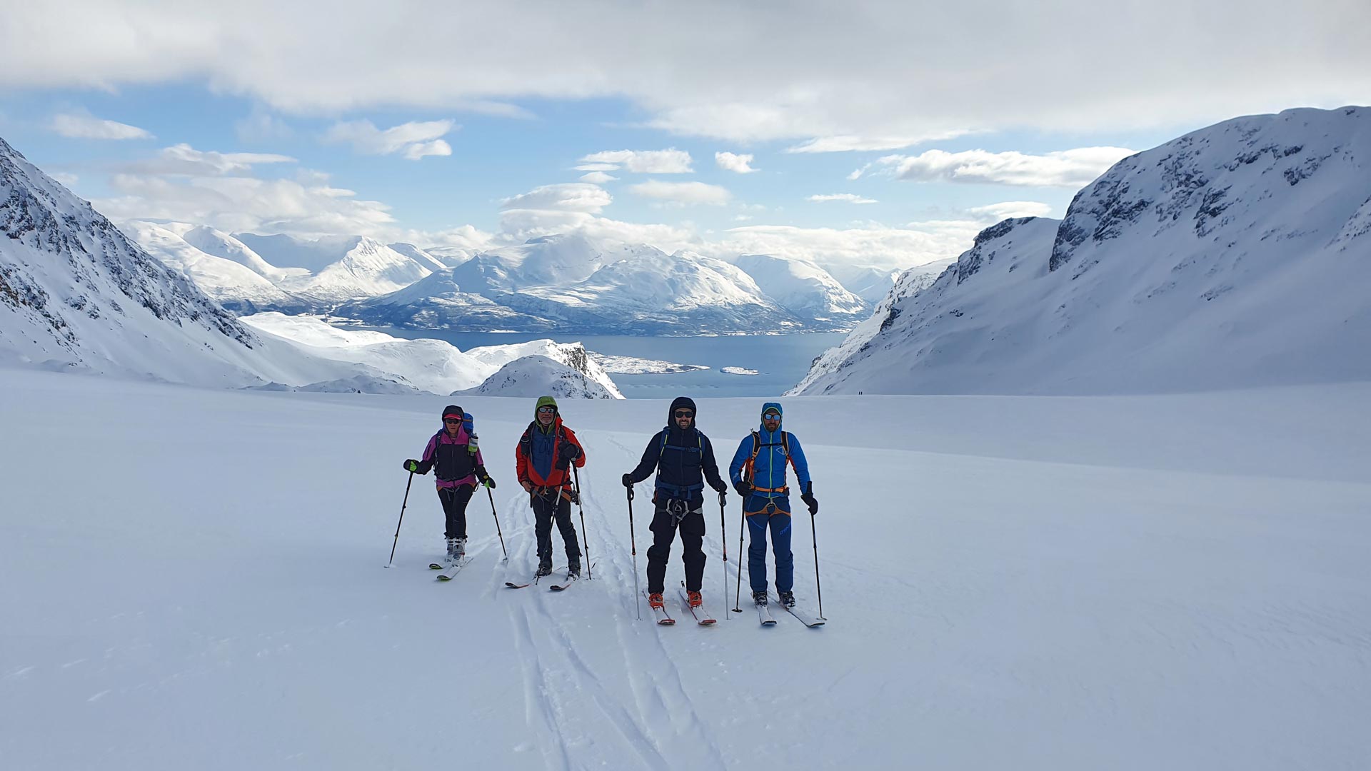 Scialpinismo in Norvegia - Tromsø e Alpi di Lyngen. Escursione di scialpinismo in Norvegia sui pendii delle Alpi di Lyngen affacciati sui fiordi artici.