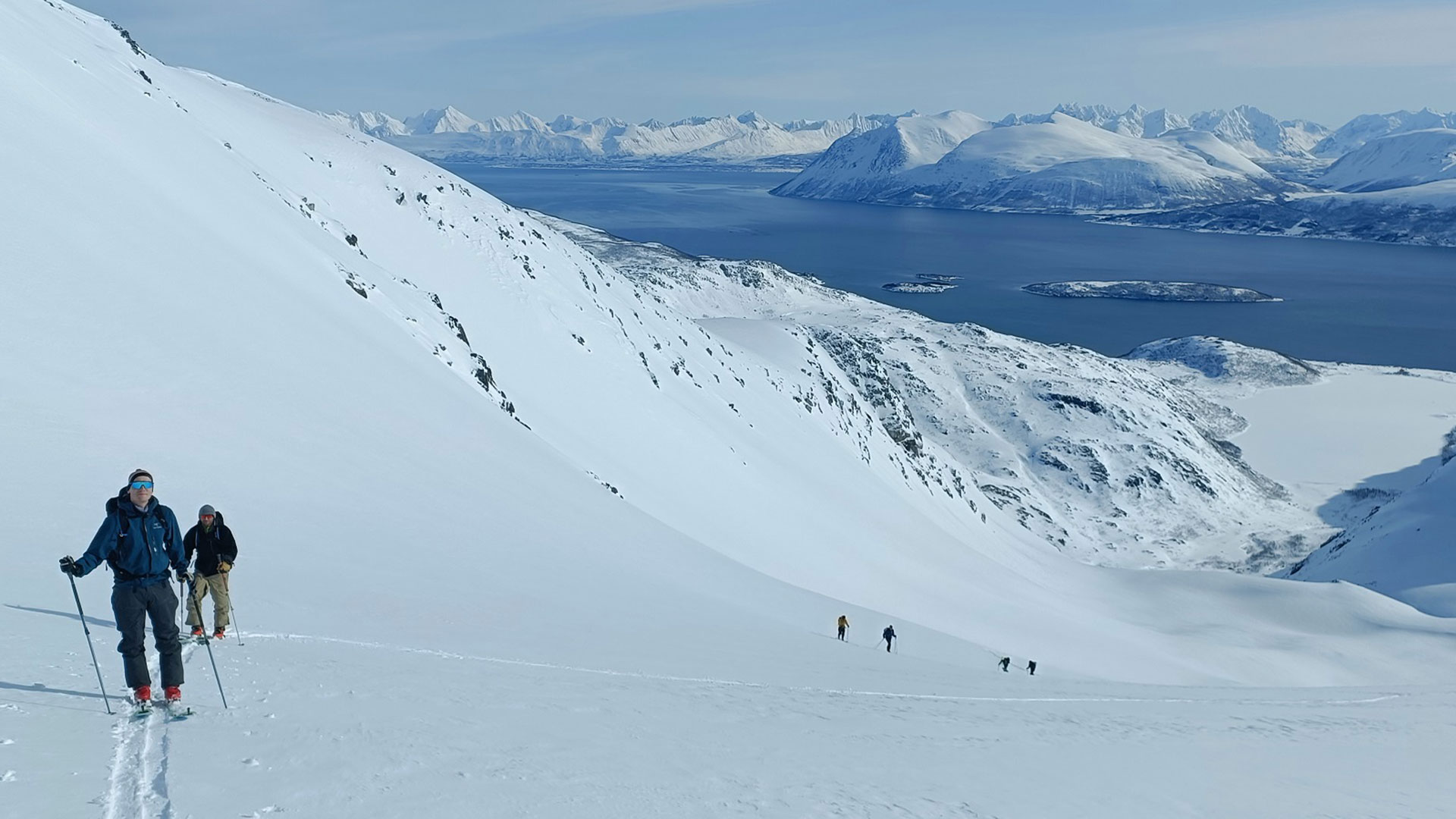 Scialpinismo in Norvegia - Tromsø e Alpi di Lyngen. Escursione di scialpinismo in Norvegia sui pendii delle Alpi di Lyngen affacciati sui fiordi artici.