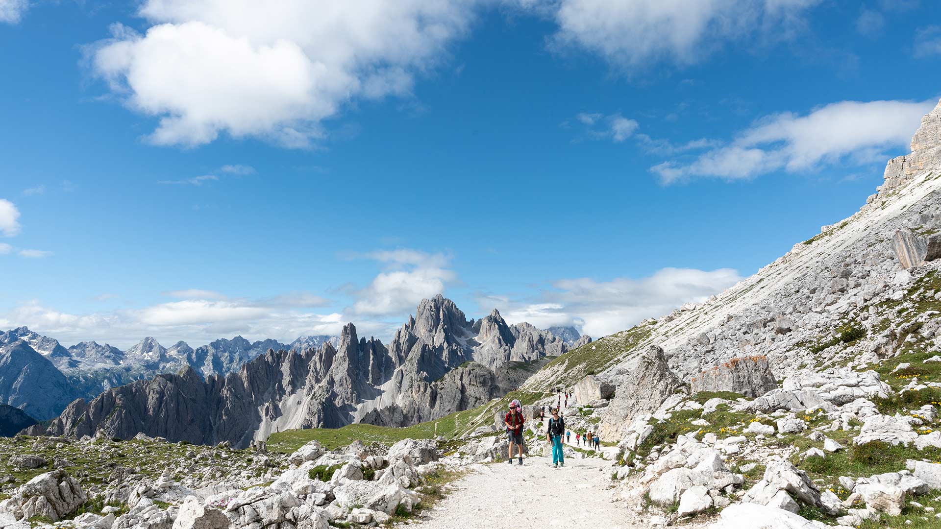 Attrezzatura essenziale per un trekking di più giorni in montagna Attrezzatura essenziale per un trekking di più giorni in montagna