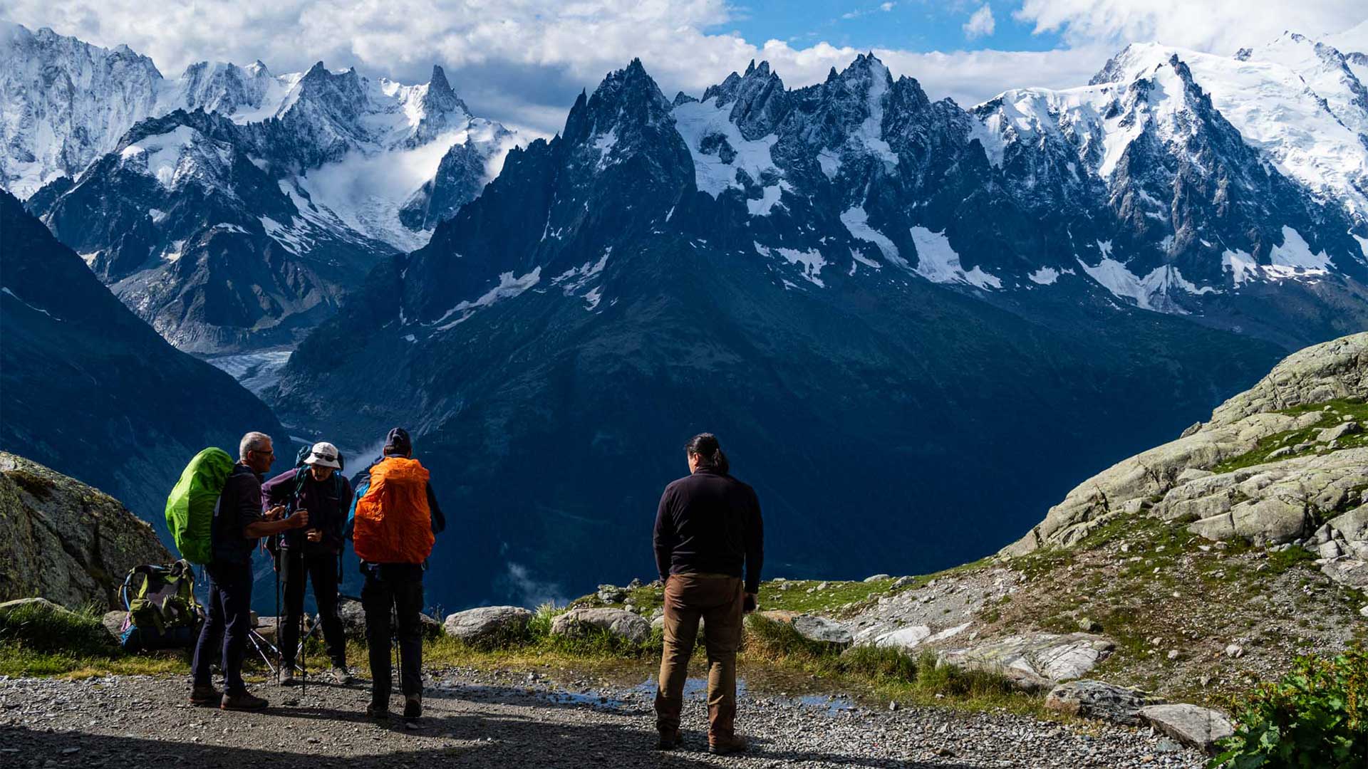 Attrezzatura essenziale per un trekking di più giorni in montagna Attrezzatura essenziale per un trekking di più giorni in montagna