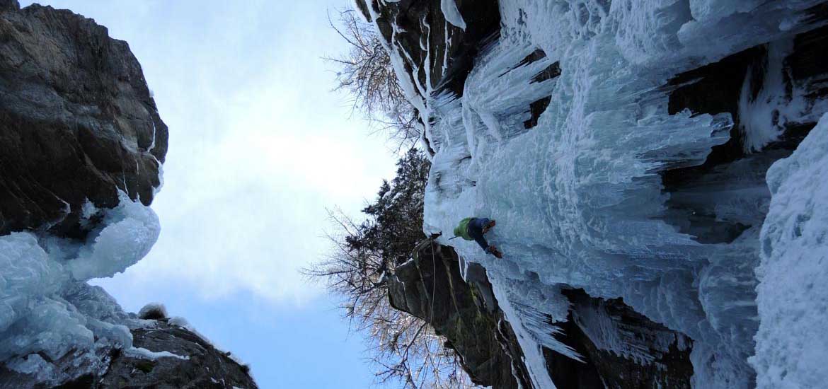 Ice Climbing for beginners: First Steps and Safety Tips