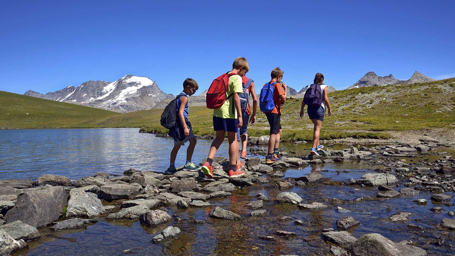 Trekking fuori stagione tra le montagne, le colline e i sentieri costieri