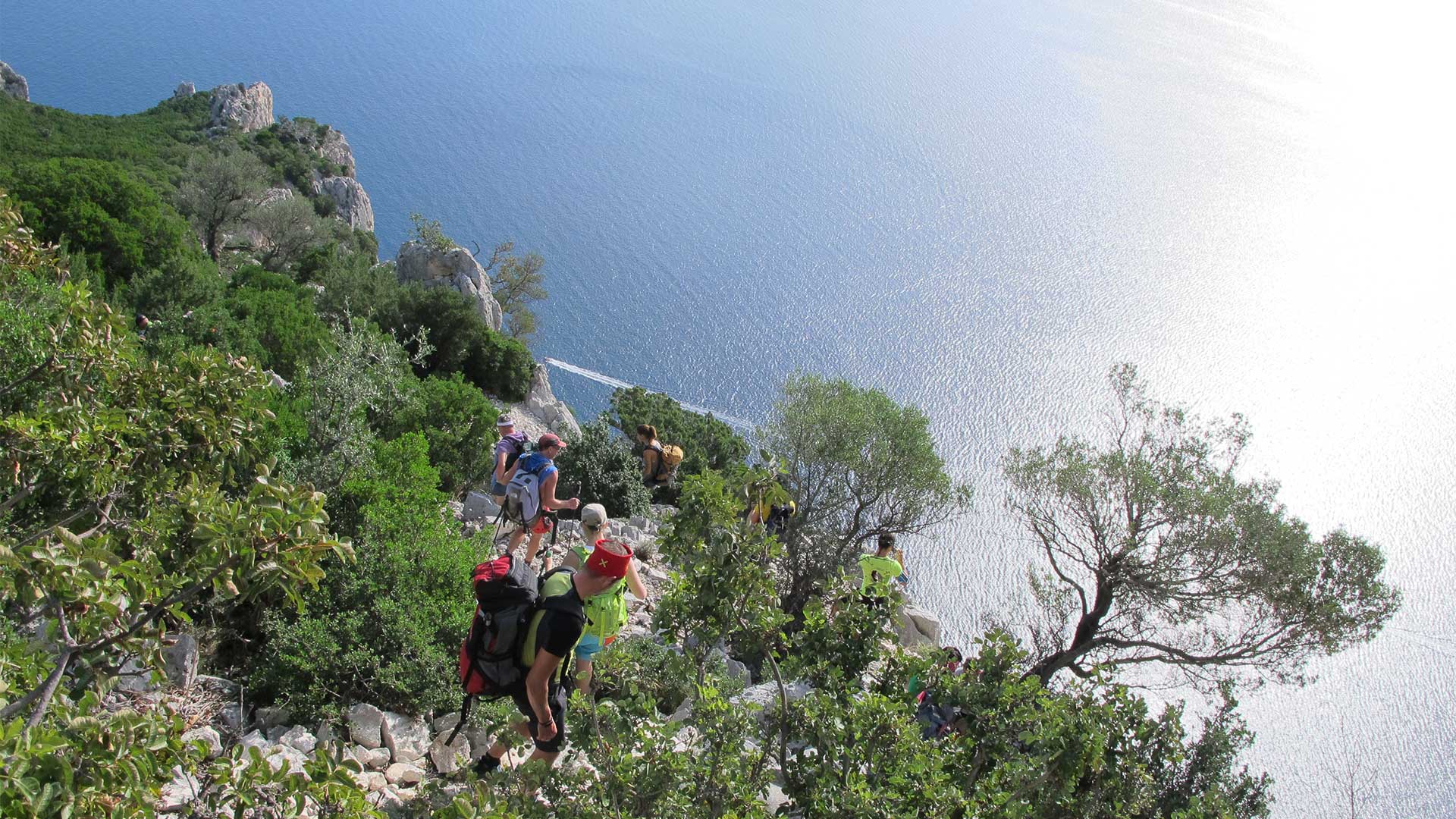 Trekking fuori stagione tra le montagne, le colline e i sentieri costieri