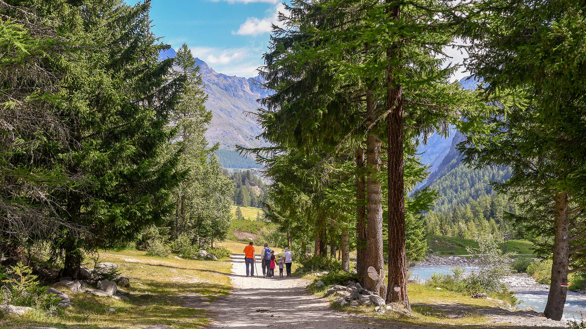 Italia: Trekking in montagna per famiglie con bambini Italia: Trekking in montagna per famiglie con bambini