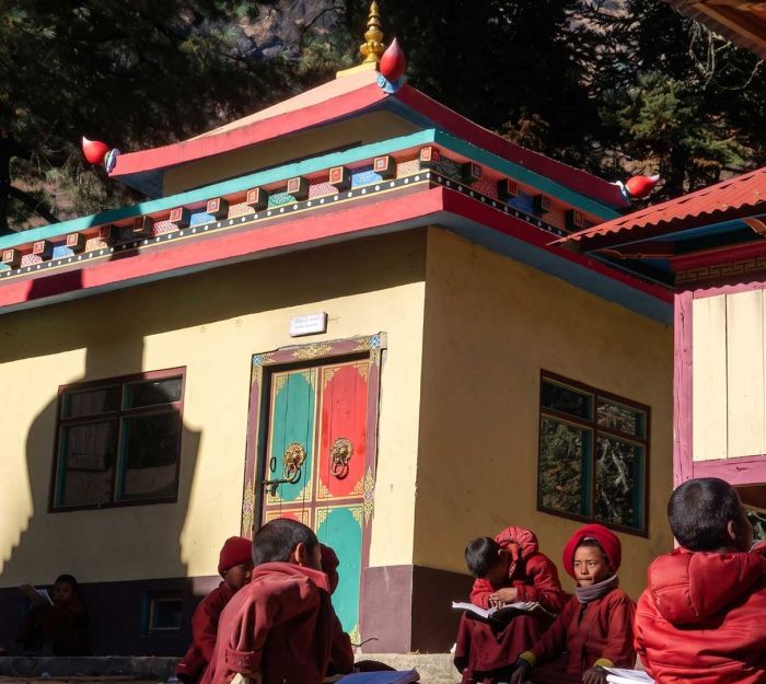 Oltre le Nuvole: I Segreti e i Monasteri Sacri del Circuito del Manaslu