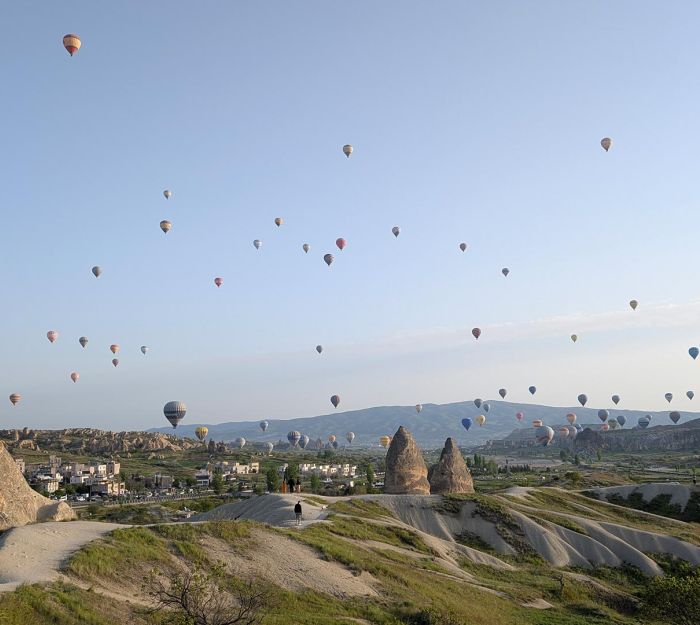 Viaggio in Cappadocia: trekking tra i camini delle fate e mongolfiere all'alba